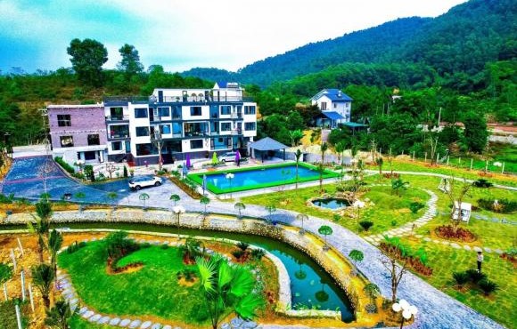 Gia đình Quân A.P sở hữu biệt thự 3.500m2 view trọn núi rừng 