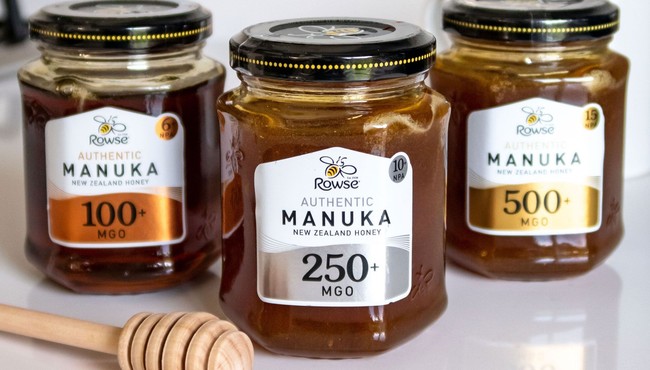 Vì sao mật ong Manuka có giá đắt gấp 10 lần mật ong thường? 