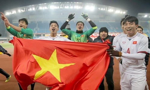 U23 Việt Nam - U23 Uzbekistan: "Ông đưa chân giò, bà thò chai rượu"