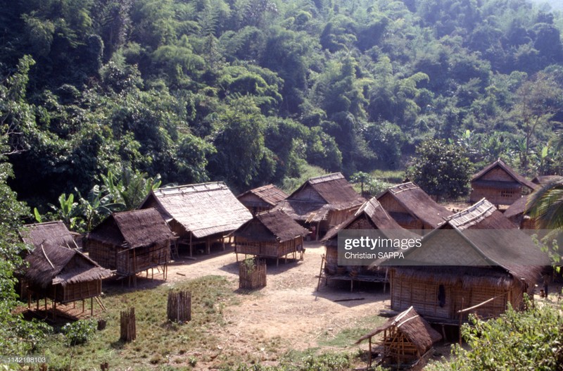 Cuoc song binh di day loi cuon o Lao nam 1990-Hinh-14