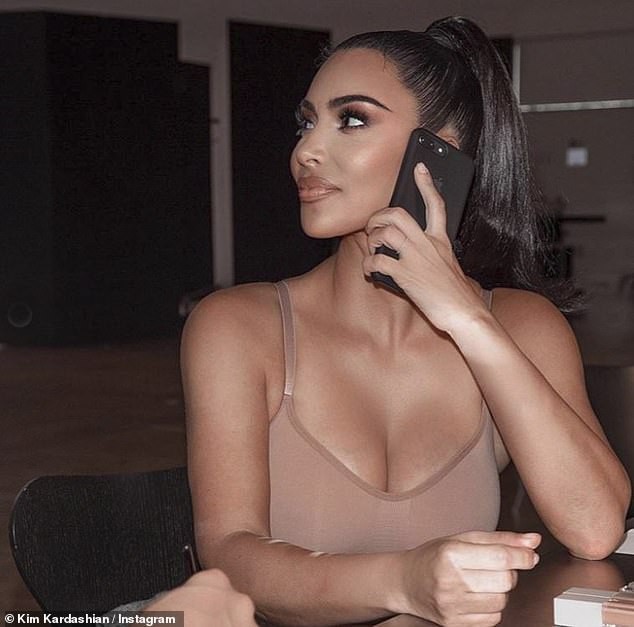 Kim Kardashian lại khoe vòng 3 nảy lửa - Hình 9 Kim Kardashian lai khoe vong 3 nay lua-Hinh-9
