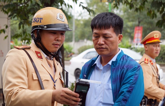 Tai xe an hoa qua dinh 'nong do con' bi CSGT xu ly the nao?-Hinh-2