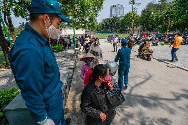 Nhieu nguoi o Ha Noi thieu y thuc chen nhau lay gao mien phi-Hinh-7