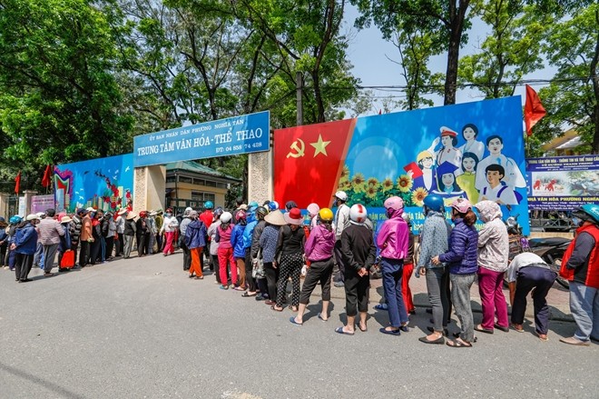 Nhieu nguoi o Ha Noi thieu y thuc chen nhau lay gao mien phi