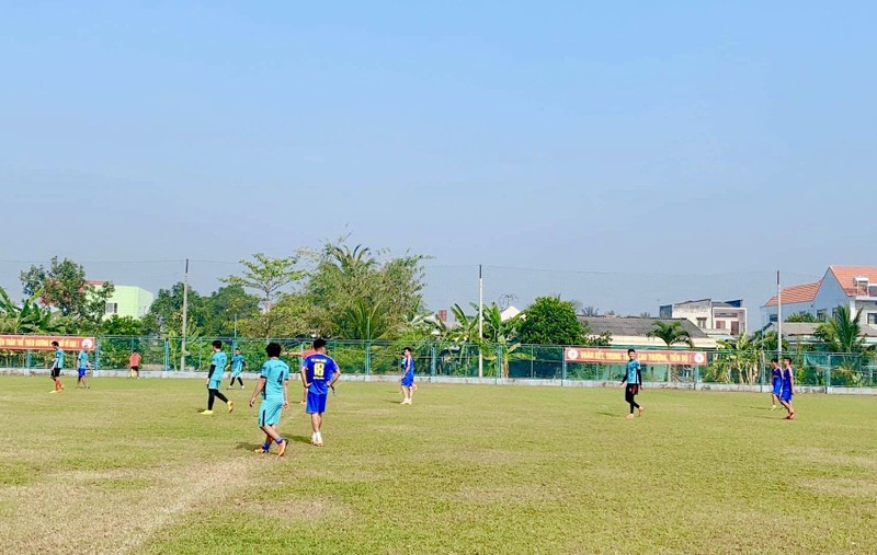 Xay dung Van Loc Phuc khong doi thu goi thau cai tao san bong o Chau Thanh