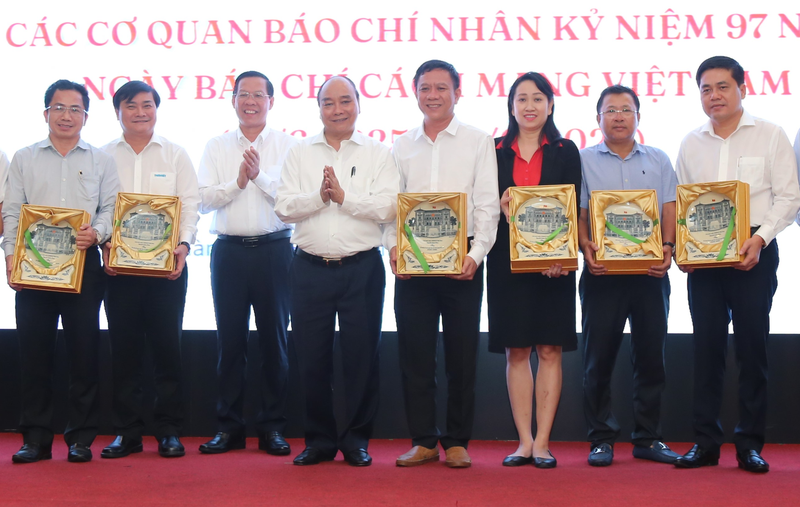 Chu tich nuoc Nguyen Xuan Phuc gap mat lanh dao cac co quan bao chi tai TP HCM