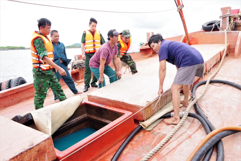 Bat giu tau van chuyen 35.000 lit dau D.O khong ro nguon goc