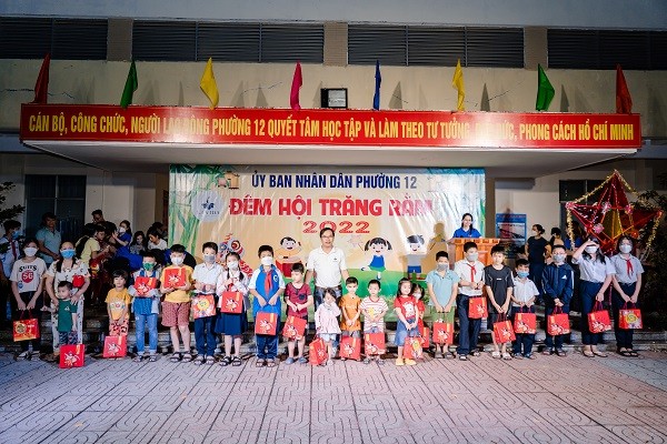 Mang Trung thu den voi hang tram tre em co hoan canh kho khan-Hinh-2