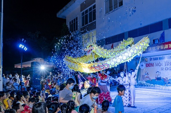 Mang Trung thu den voi hang tram tre em co hoan canh kho khan