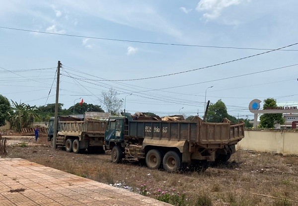 Ba Ria - Vung Tau: Khai thac dat trai phep tai khu vuc long ho song Ray