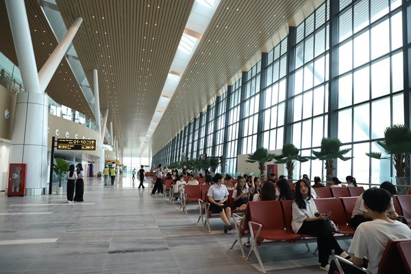 Ga T3 Tân Sơn Nhất bị mưa dột: Bộ Xây dựng yêu cầu kiểm tra Ga T3 Tan Son Nhat bi mua dot: Bo Xay dung yeu cau kiem tra