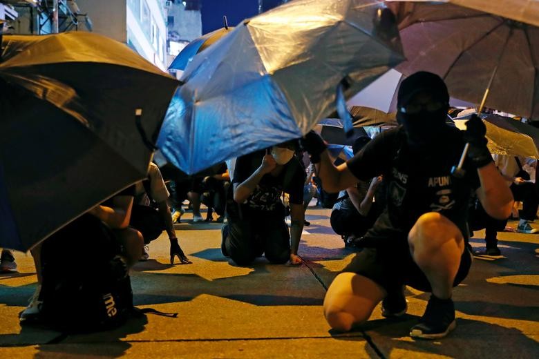 Hong Kong van chim trong khoi lua du rut du luat dan do