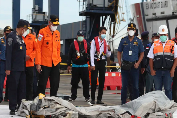 Nhan chung noi ve vu may bay Indonesia roi xuong bien