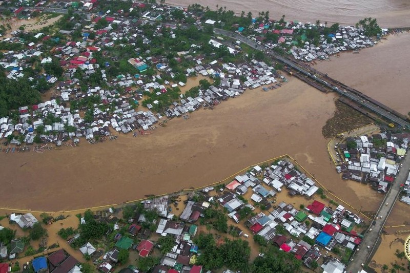 Can canh ngap lut kinh hoang o Philippines vi bao Dujuan