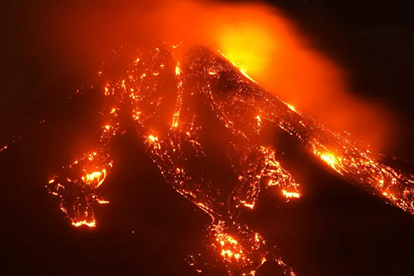 Can canh nui lua Etna hoat dong manh nhat Chau Au phun trao-Hinh-2