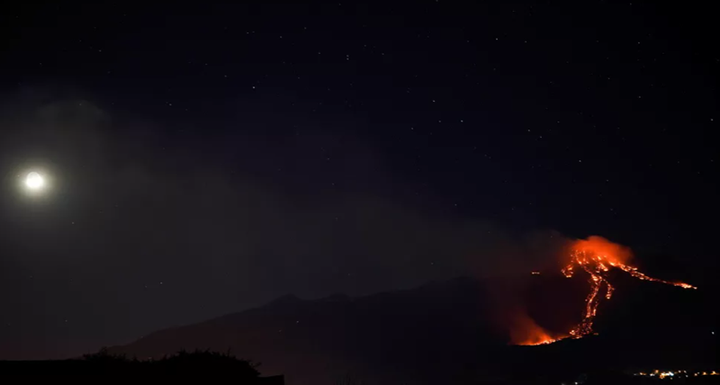 Can canh nui lua Etna hoat dong manh nhat Chau Au phun trao-Hinh-6