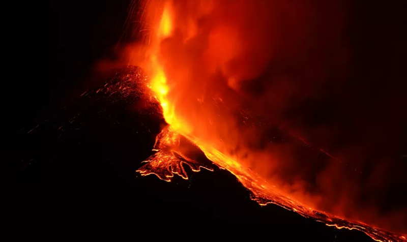 Can canh nui lua Etna hoat dong manh nhat Chau Au phun trao-Hinh-7