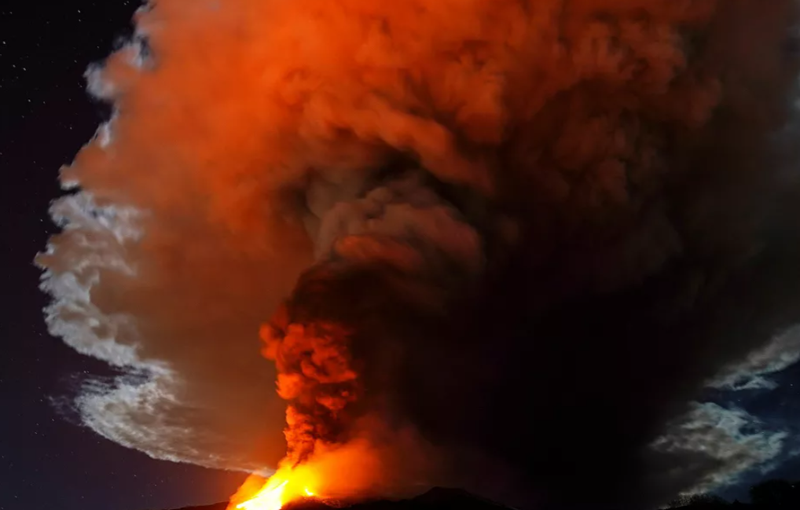 Can canh nui lua Etna hoat dong manh nhat Chau Au phun trao