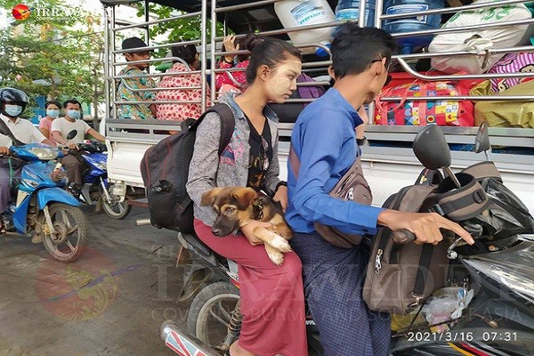 Cuoc song ben trong thanh pho Yangon sau lenh thiet quan luat-Hinh-3