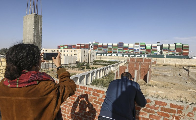 Can canh kenh dao Suez vua duoc khoi thong, hang tram tau qua lai-Hinh-7