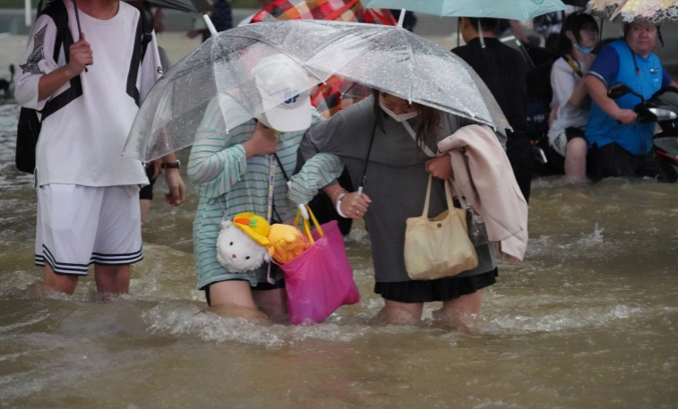 Can canh Trung Quoc chim trong bien nuoc do mua lu-Hinh-10