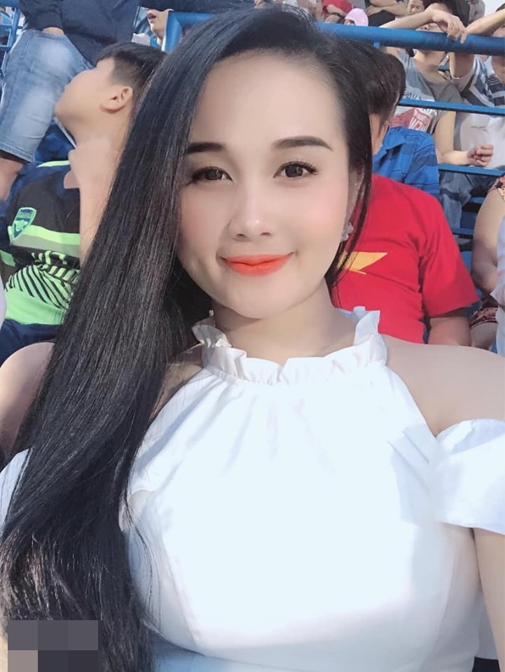 Ngam nhan sac hotgirl goi cam la ban gai cau thu U22 sut tung luoi Trung Quoc