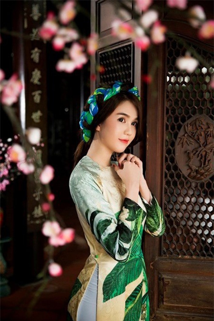 Mac ao dai, Ngoc Trinh van quyen ru “chet nguoi”-Hinh-10