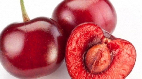 Lien tuc an 6kg cherry,  co gai phai tra gia dat