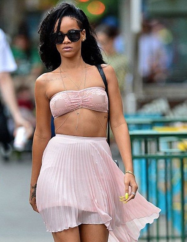 Rihanna dien quan ho gan het vong ba gay uc che-Hinh-10