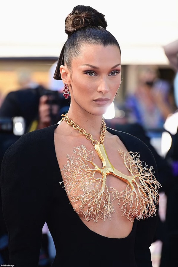 My nhan Bella Hadid pho nguc van duoc khen het loi-Hinh-4