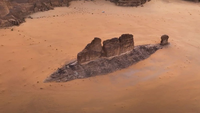 Bat ngo khoi da hinh con ca khong lo troi len giua sa mac Saudi-Hinh-2