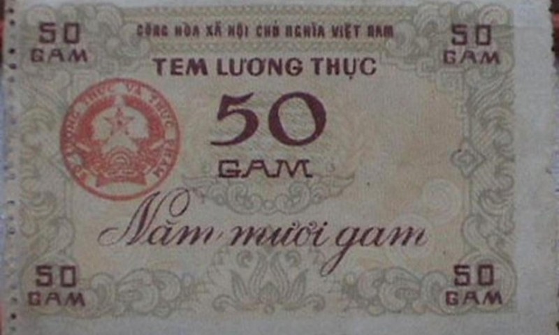 Nhung hinh anh quy ve thoi ky bao cap: Tem phieu, so luong thuc, xep hang cho mua bia-Hinh-2