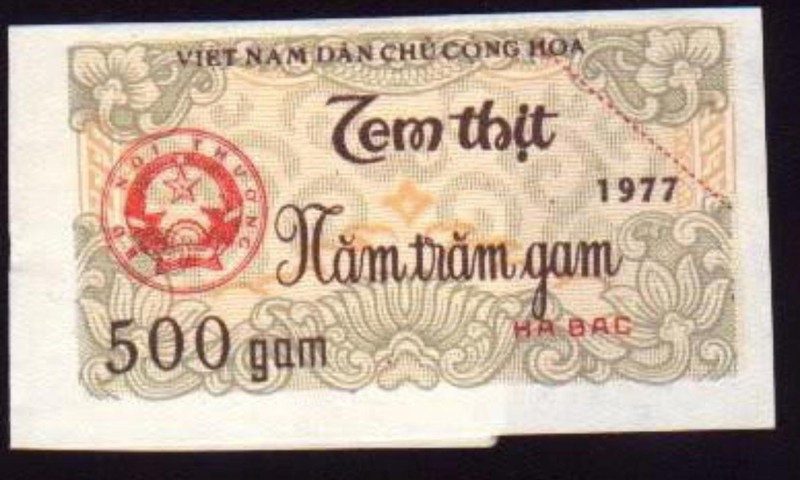 Nhung hinh anh quy ve thoi ky bao cap: Tem phieu, so luong thuc, xep hang cho mua bia-Hinh-5