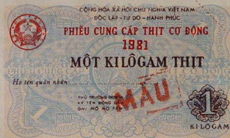 Nhung hinh anh quy ve thoi ky bao cap: Tem phieu, so luong thuc, xep hang cho mua bia