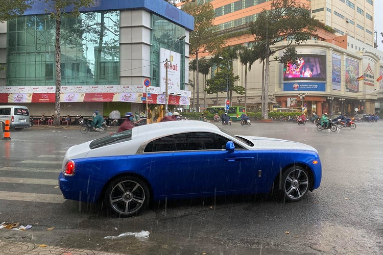 Lan dau tien Rolls-Royce Wraith hon 10 ty co mau doc la-Hinh-4