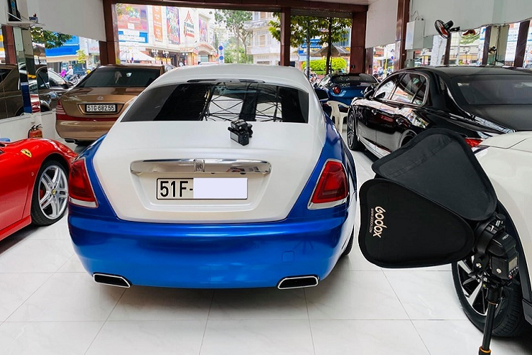 Lan dau tien Rolls-Royce Wraith hon 10 ty co mau doc la-Hinh-6