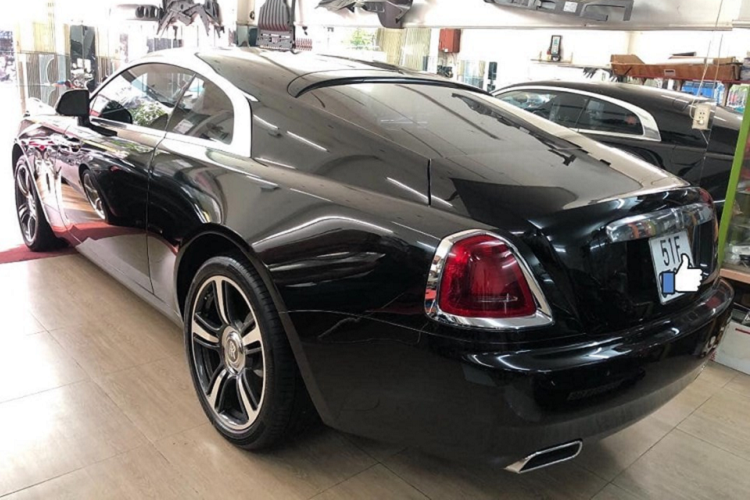 Lan dau tien Rolls-Royce Wraith hon 10 ty co mau doc la