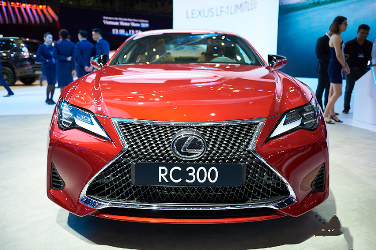 Cận cảnh xe sang Lexus RC 300 giá hơn 3 tỷ - Hình 2 Can canh xe sang Lexus RC 300 gia hon 3 ty-Hinh-2