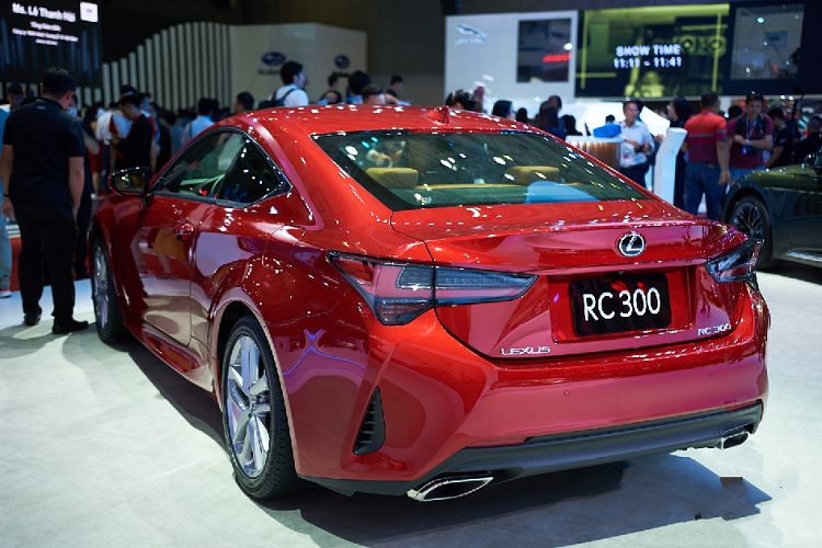 Cận cảnh xe sang Lexus RC 300 giá hơn 3 tỷ - Hình 4 Can canh xe sang Lexus RC 300 gia hon 3 ty-Hinh-4