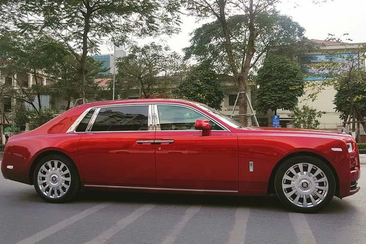 Ngam bo doi xe sieu sang Rolls-Royce Phantom VIII va Cullinan-Hinh-4