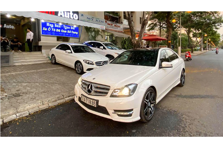 Soi xe Mercedes-Benz C300 AMG Plus chi 860 trieu o TP HCM