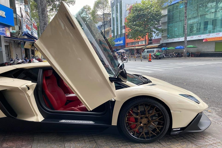 Dân chơi Bạc Liêu thay áo siêu xe Lamborghini Aventador hơn 20 tỷ - Hình 5 Dan choi Bac Lieu thay ao sieu xe Lamborghini Aventador hon 20 ty-Hinh-5