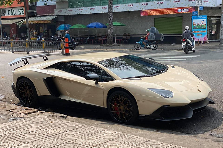 Dân chơi Bạc Liêu thay áo siêu xe Lamborghini Aventador hơn 20 tỷ Dan choi Bac Lieu thay ao sieu xe Lamborghini Aventador hon 20 ty