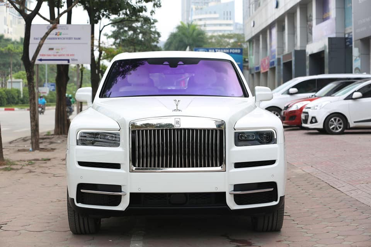 Rolls-Royce Cullinan hon 40 ty tren pho Ha Noi