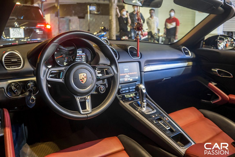 Dân chơi Sài thành chi 50 triệu dán cá Koi lên Porsche 718 Boxster - Hình 4 Dan choi Sai thanh chi 50 trieu dan ca Koi len Porsche 718 Boxster-Hinh-4