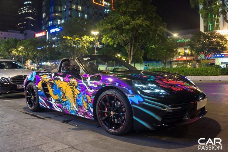 Dân chơi Sài thành chi 50 triệu dán cá Koi lên Porsche 718 Boxster Dan choi Sai thanh chi 50 trieu dan ca Koi len Porsche 718 Boxster