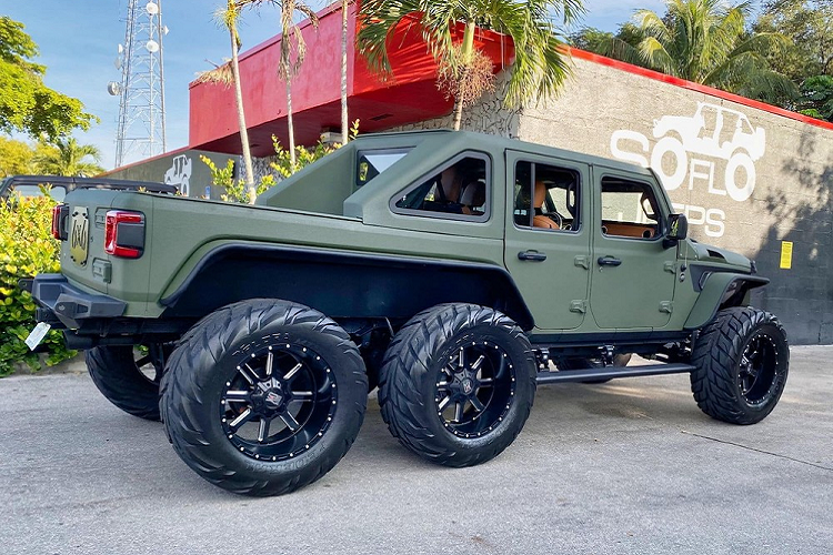 'Quái vật' 6 bánh Jeep Wrangler có giá khởi điểm 3,4 tỷ đồng - Hình 2 'Quai vat' 6 banh Jeep Wrangler co gia khoi diem 3,4 ty dong-Hinh-2