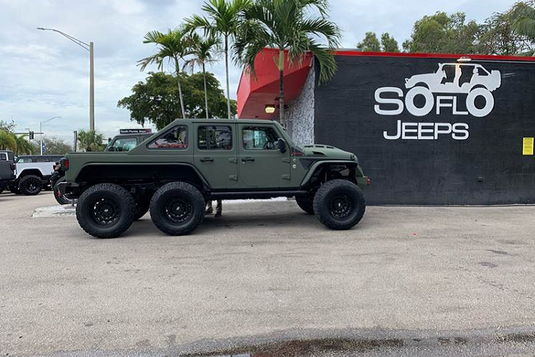 'Quái vật' 6 bánh Jeep Wrangler có giá khởi điểm 3,4 tỷ đồng - Hình 4 'Quai vat' 6 banh Jeep Wrangler co gia khoi diem 3,4 ty dong-Hinh-4