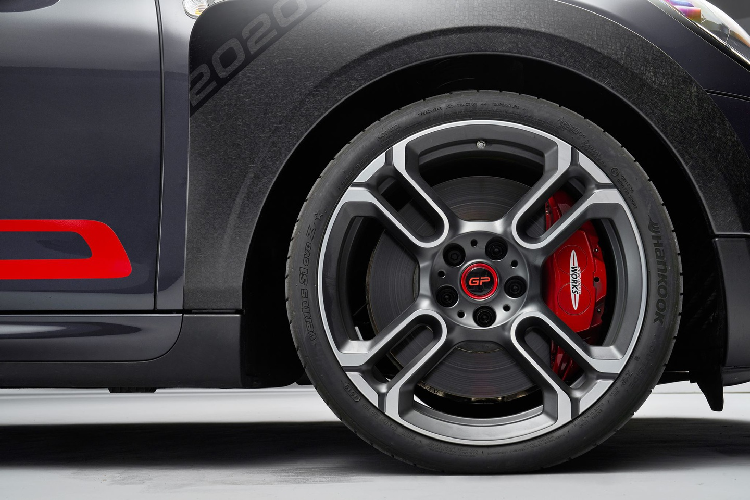 Mini John Cooper Works GP cực đẹp có giá gần 3 tỷ đồng tại Thái - Hình 6 Mini John Cooper Works GP cuc dep co gia gan 3 ty dong tai Thai-Hinh-6