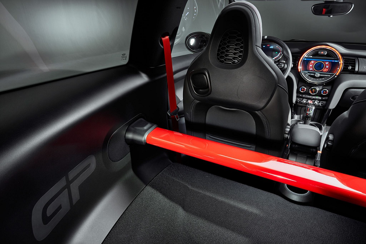 Mini John Cooper Works GP cực đẹp có giá gần 3 tỷ đồng tại Thái - Hình 9 Mini John Cooper Works GP cuc dep co gia gan 3 ty dong tai Thai-Hinh-9